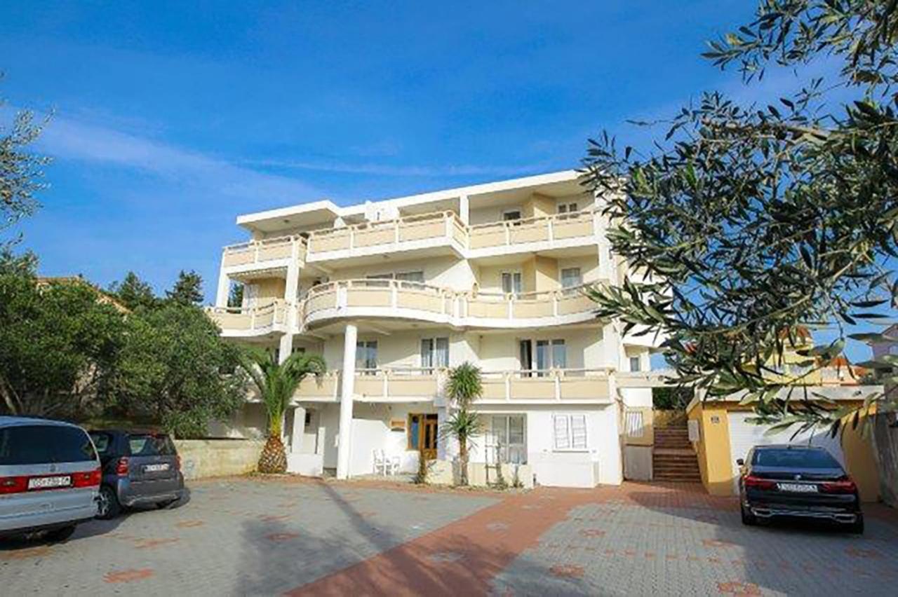 Apartments Tomy Novalja Exterior photo
