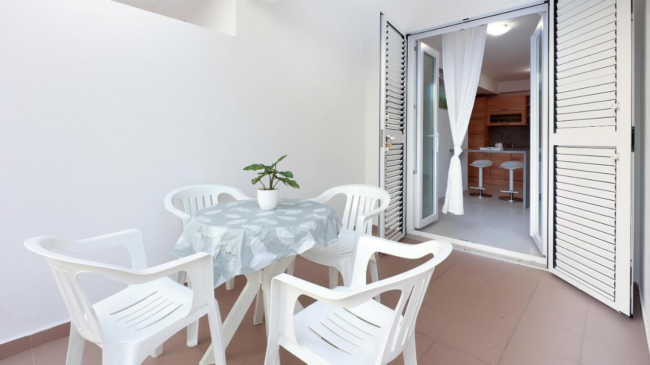 Apartments Tomy Novalja Exterior photo