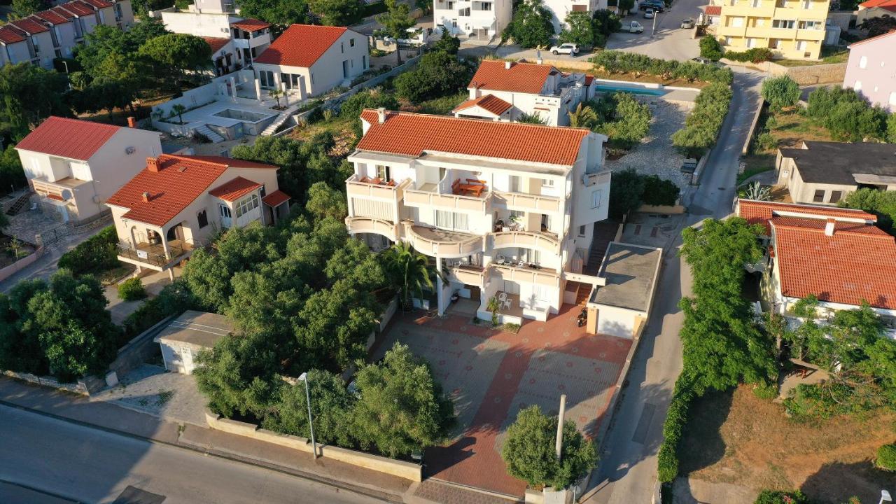 Apartments Tomy Novalja Exterior photo