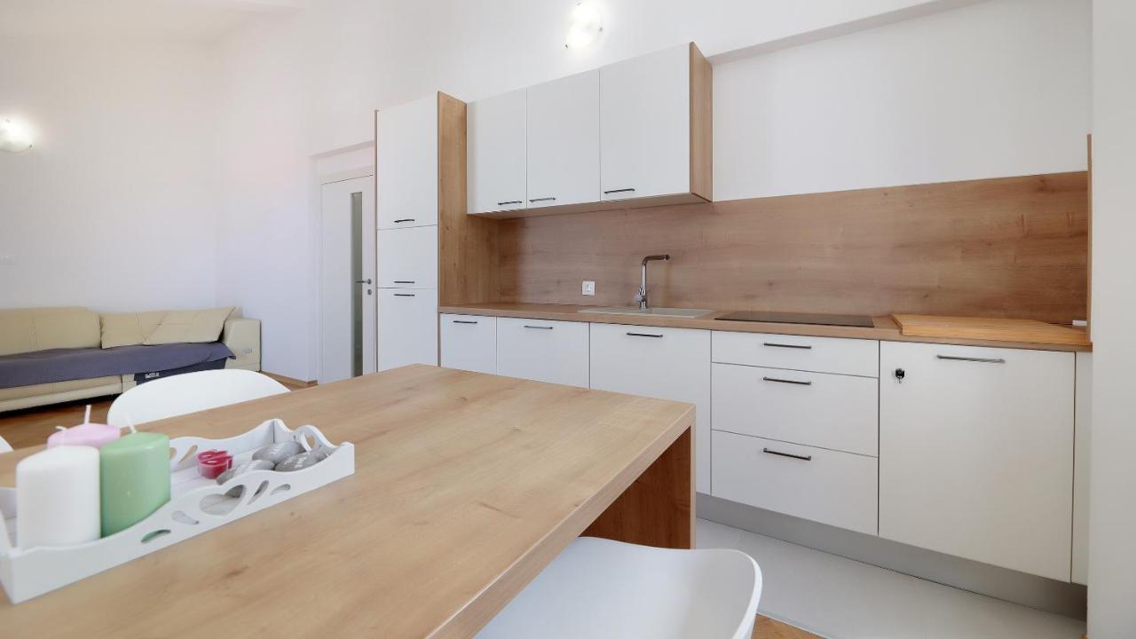 Apartments Tomy Novalja Exterior photo